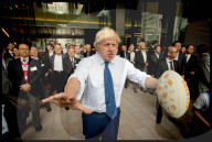 NEWS: Boris Johnson zeigt Körpereinsatz auf seiner Japan-Tour