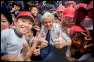 NEWS: Boris Johnson zeigt Körpereinsatz auf seiner Japan-Tour