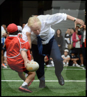 NEWS: Boris Johnson zeigt Körpereinsatz auf seiner Japan-Tour