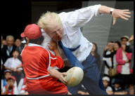 NEWS: Boris Johnson zeigt Körpereinsatz auf seiner Japan-Tour