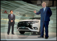 NEWS: Boris Johnson zeigt Körpereinsatz auf seiner Japan-Tour