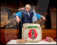 NEWS: Boris Johnson zeigt Körpereinsatz auf seiner Japan-Tour