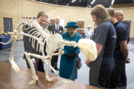 PEOPLE: Queen Elizabeth eröffnet eine Schule für Tiermedizin