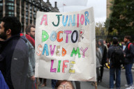 NEWS: Junger Ärzte demonstrieren gegen Gesundheitsministeriums neue Vertragsangebote in London