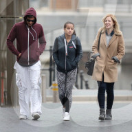 PEOPLE: Georgia May Jagger im kühlen Manchester unterwegs