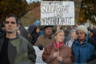 NEWS: Dresden: Ein Jahr Pegida - Pro und Contra Demos
