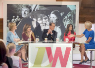 PEOPLE: Roger Moore plaudert mit 4 Damen beim Kaffeeklatsch
