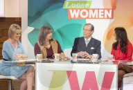 PEOPLE: Roger Moore plaudert mit 4 Damen beim Kaffeeklatsch