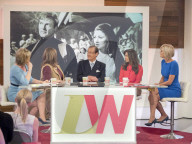 PEOPLE: Roger Moore plaudert mit 4 Damen beim Kaffeeklatsch