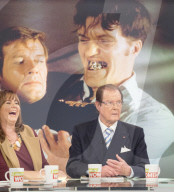 PEOPLE: Roger Moore plaudert mit 4 Damen beim Kaffeeklatsch