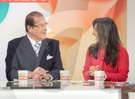 PEOPLE: Roger Moore plaudert mit 4 Damen beim Kaffeeklatsch
