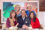 PEOPLE: Roger Moore plaudert mit 4 Damen beim Kaffeeklatsch