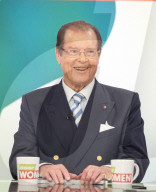 PEOPLE: Roger Moore plaudert mit 4 Damen beim Kaffeeklatsch