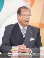 PEOPLE: Roger Moore plaudert mit 4 Damen beim Kaffeeklatsch
