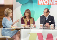 PEOPLE: Roger Moore plaudert mit 4 Damen beim Kaffeeklatsch