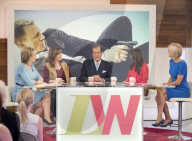 PEOPLE: Roger Moore plaudert mit 4 Damen beim Kaffeeklatsch