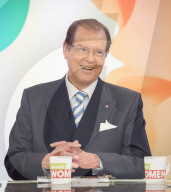 PEOPLE: Roger Moore plaudert mit 4 Damen beim Kaffeeklatsch