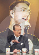 PEOPLE: Roger Moore plaudert mit 4 Damen beim Kaffeeklatsch