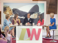 PEOPLE: Roger Moore plaudert mit 4 Damen beim Kaffeeklatsch