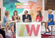 PEOPLE: Roger Moore plaudert mit 4 Damen beim Kaffeeklatsch
