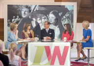 PEOPLE: Roger Moore plaudert mit 4 Damen beim Kaffeeklatsch
