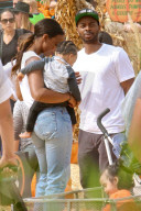 PEOPLE: Kelly Rowland besucht mit Klein Titan den Pumpkin Patch