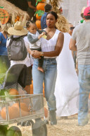 PEOPLE: Kelly Rowland besucht mit Klein Titan den Pumpkin Patch