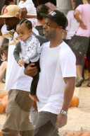 PEOPLE: Kelly Rowland besucht mit Klein Titan den Pumpkin Patch