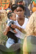 PEOPLE: Kelly Rowland besucht mit Klein Titan den Pumpkin Patch