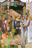 PEOPLE: Kelly Rowland besucht mit Klein Titan den Pumpkin Patch