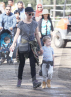 PEOPLE: January Jones verbringt Quality-Time mit dem Nachwuchs