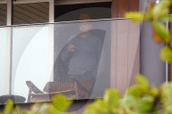 PEOPLE: Balkon Queen - Queen Latifah pafft auf dem Hotelbalkon