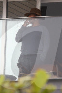 PEOPLE: Balkon Queen - Queen Latifah pafft auf dem Hotelbalkon