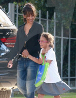PEOPLE: Halle Berry holt Klein Nahla von der Schule ab