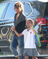 PEOPLE: Halle Berry holt Klein Nahla von der Schule ab