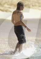 EXKLUSIV: Keith Urban kühlt sich vor Hawaii ab