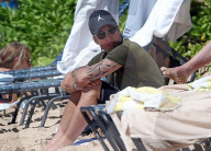 EXKLUSIV: Keith Urban kühlt sich vor Hawaii ab