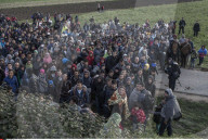 NEWS: Tausende von Flüchtlinge kommen über die slowenische Grenze in Brezice