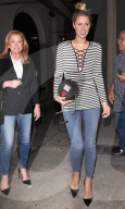 PEOPLE: Gut gelaunt - Nicky Hilton im Streifenlook unterwegs