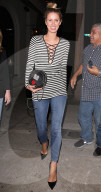 PEOPLE: Gut gelaunt - Nicky Hilton im Streifenlook unterwegs