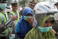 NEWS: Waldbrände in Indonesien - Polizei verteilt Atemschutzmasken 