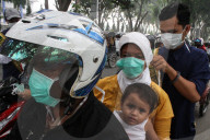 NEWS: Waldbrände in Indonesien - Polizei verteilt Atemschutzmasken 
