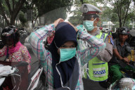 NEWS: Waldbrände in Indonesien - Polizei verteilt Atemschutzmasken 