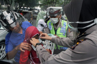 NEWS: Waldbrände in Indonesien - Polizei verteilt Atemschutzmasken 