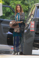 EXKLUSIV: Alessandra Ambrosio kommt mit gewagtem Ausschnitt zum Business-Lunch