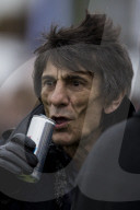 PEOPLE: "Rolling Stone" Ronnie Wood eifert mit am Pferderennen
