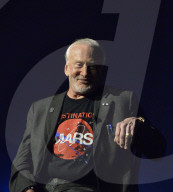 NEWS: Astronaut Buzz Aldrin signiert sein Buch "Mars"