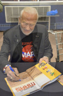 NEWS: Astronaut Buzz Aldrin signiert sein Buch "Mars"