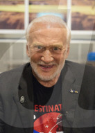 NEWS: Astronaut Buzz Aldrin signiert sein Buch "Mars"