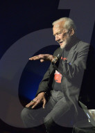 NEWS: Astronaut Buzz Aldrin signiert sein Buch "Mars"